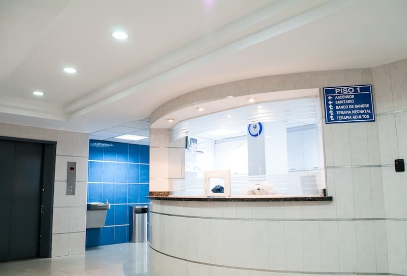 Corredor de hospital com equipe de saúde